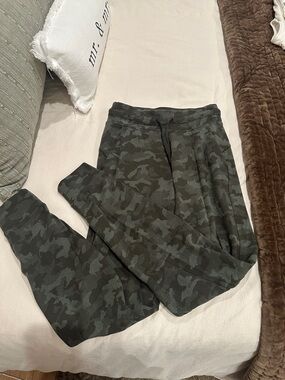 Lululemon Camouflage Jogger Pants - Dark Green Camo